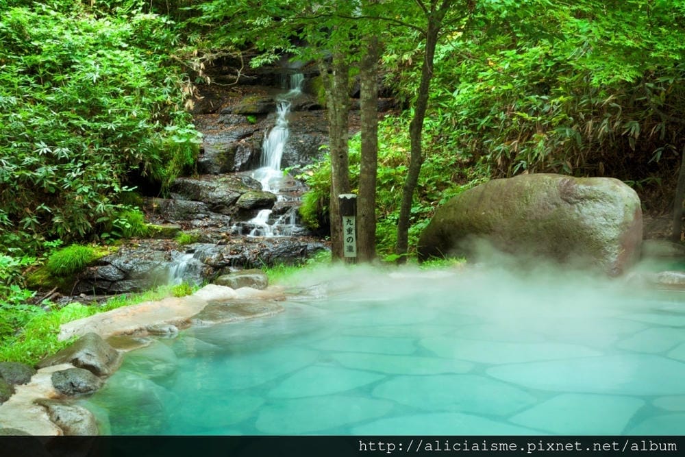 Outdoor_bath_yaekokonoenoyu.jpg