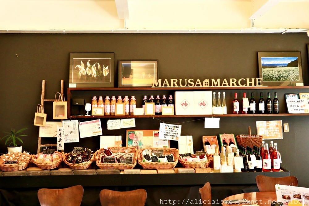 【山梨縣】笛吹見晴園、〈MARUSA MARCHE〉咖啡館:粉色地毯上現摘葡萄、喝自家釀造葡萄酒、葡萄樹木工盤體驗