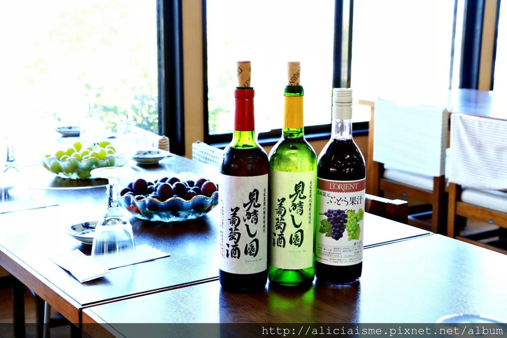 【山梨縣】笛吹見晴園、〈MARUSA MARCHE〉咖啡館:粉色地毯上現摘葡萄、喝自家釀造葡萄酒、葡萄樹木工盤體驗