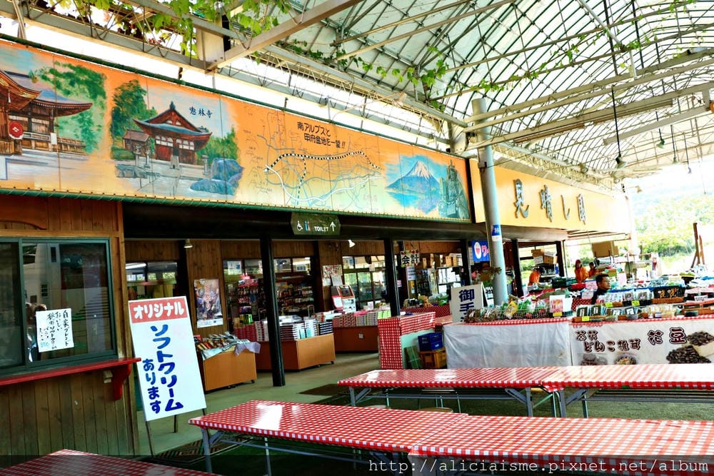 【山梨縣】笛吹見晴園、〈MARUSA MARCHE〉咖啡館:粉色地毯上現摘葡萄、喝自家釀造葡萄酒、葡萄樹木工盤體驗