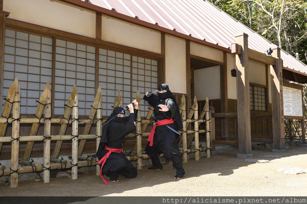 【山梨縣】〈忍野 忍者主題村〉:富士山下當個忍者,體驗忍術、吃頓美味忍者餐!