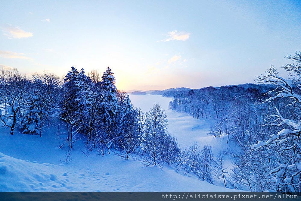 【北海道。幌加內町】冬之朱鞠內湖:日本最大人工湖幻化成的雪中遊樂園、冰上釣魚場