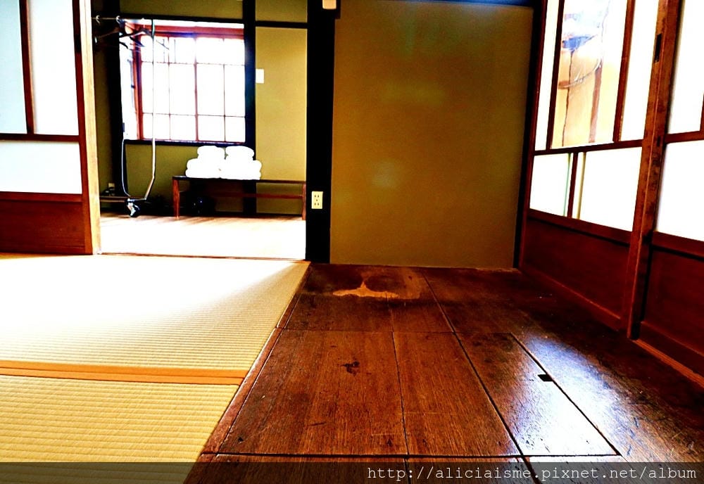 【京都】宿泊。京町家「烏丸紫明」~老宅裡的傳統與現代的光影空間