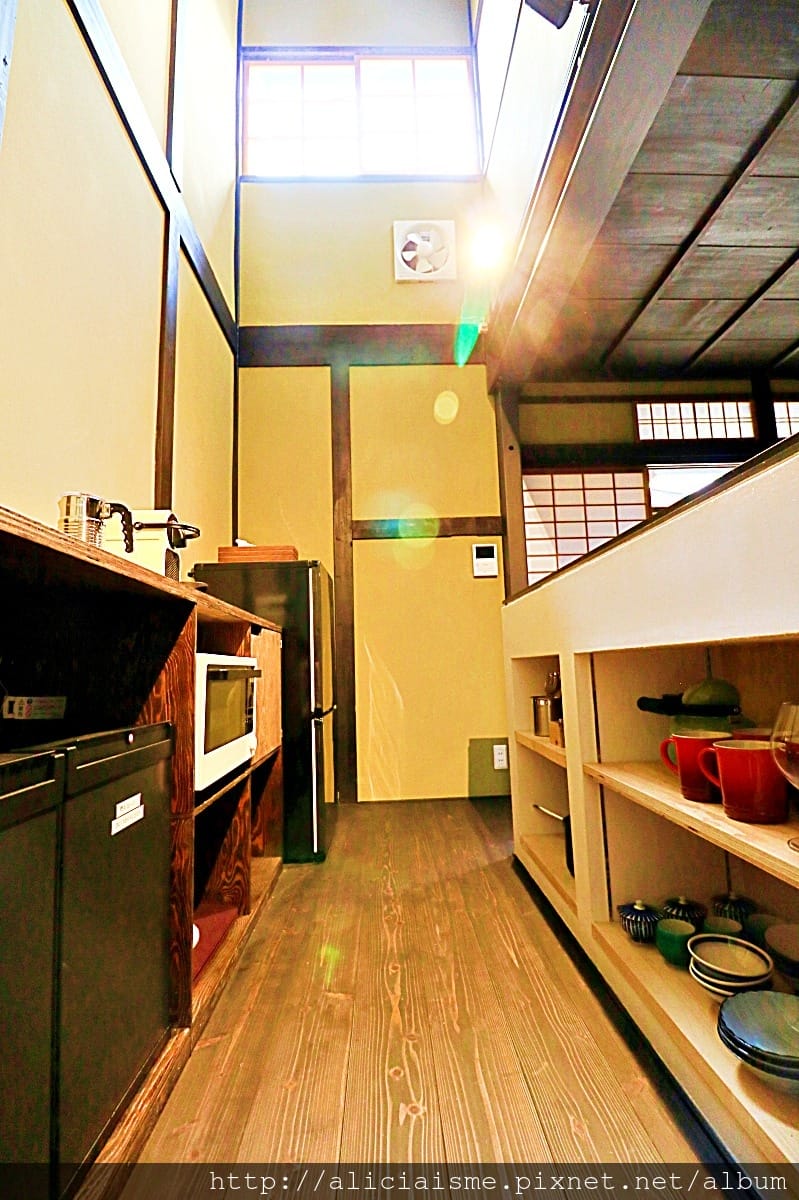 【京都】宿泊。京町家「烏丸紫明」~老宅裡的傳統與現代的光影空間