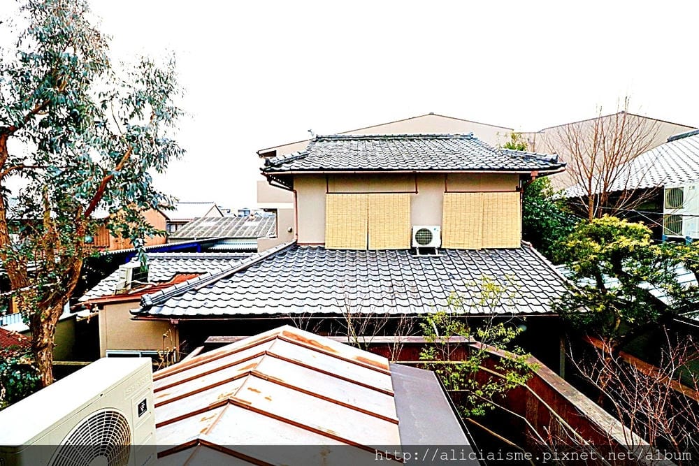 【京都】宿泊。京町家「烏丸紫明」~老宅裡的傳統與現代的光影空間