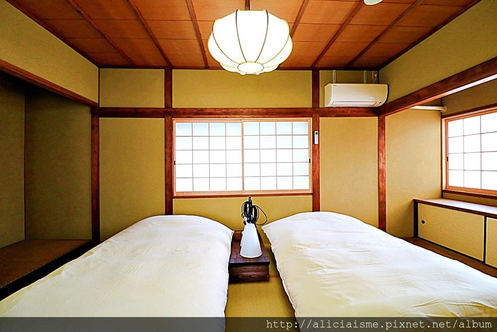 【京都】宿泊。京町家「烏丸紫明」~老宅裡的傳統與現代的光影空間