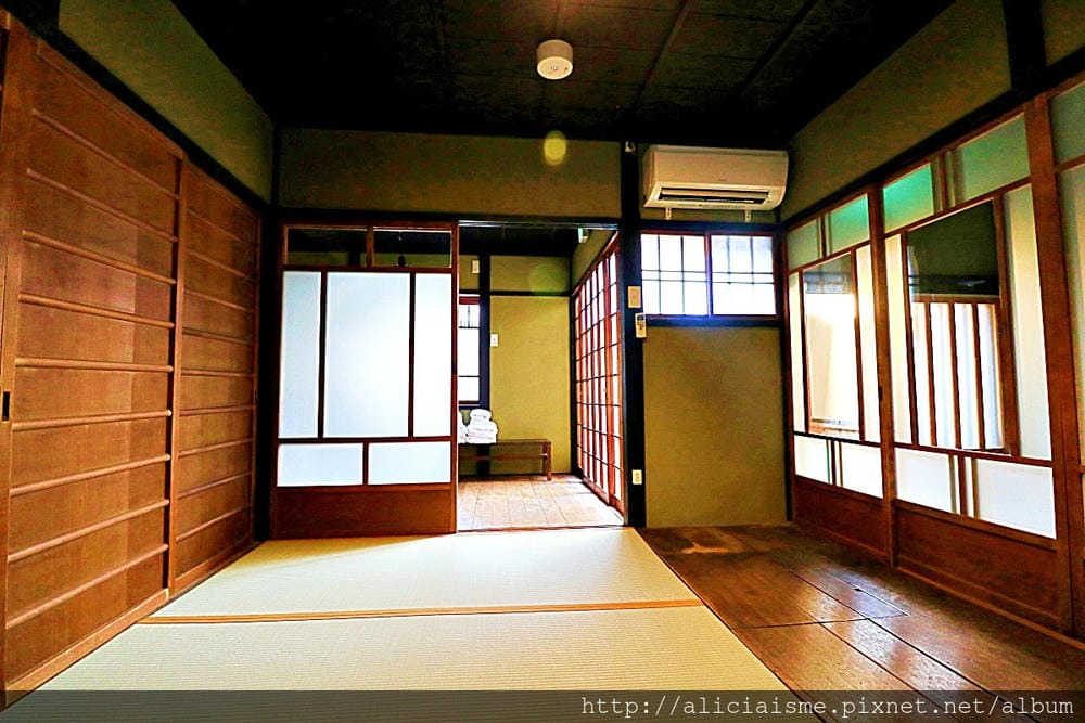 【京都】宿泊。京町家「烏丸紫明」~老宅裡的傳統與現代的光影空間