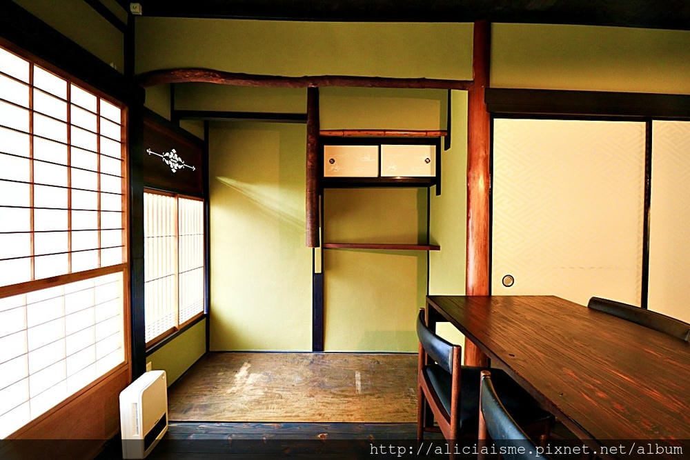 【京都】宿泊。京町家「烏丸紫明」~老宅裡的傳統與現代的光影空間