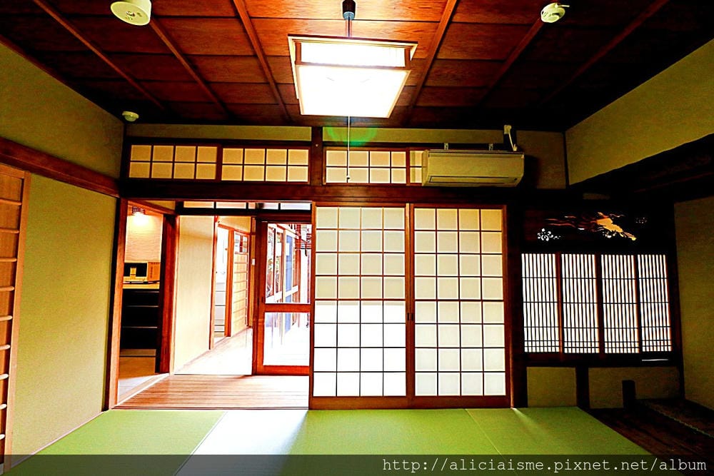 【京都】宿泊。京町家「烏丸紫明」~老宅裡的傳統與現代的光影空間