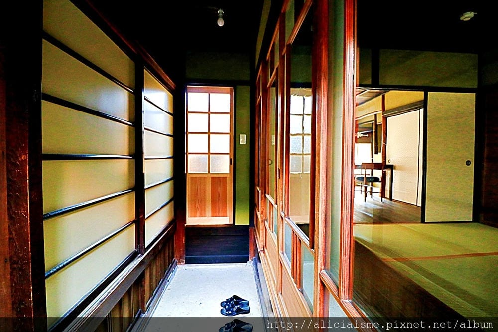 【京都】宿泊。京町家「烏丸紫明」~老宅裡的傳統與現代的光影空間