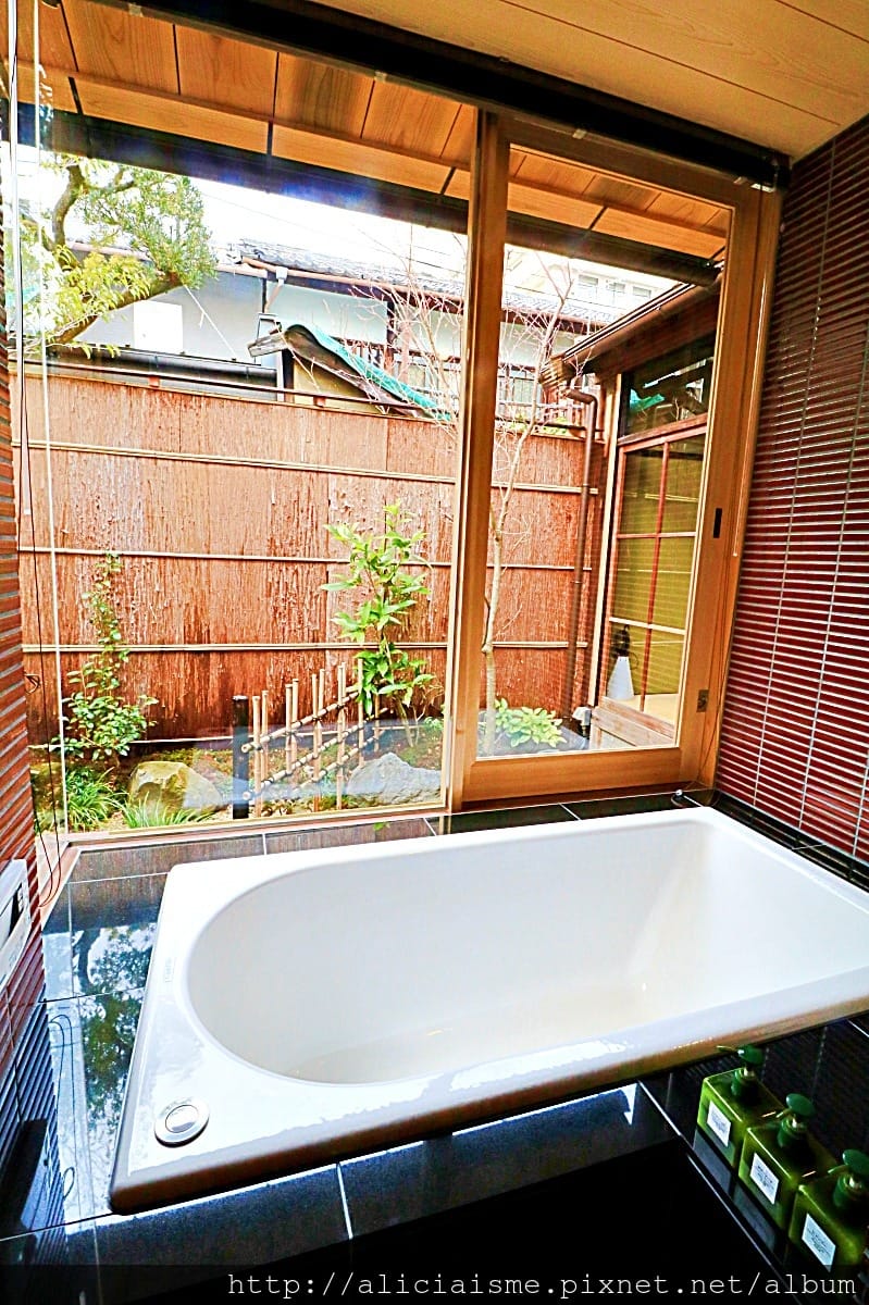 【京都】宿泊。京町家「烏丸紫明」~老宅裡的傳統與現代的光影空間
