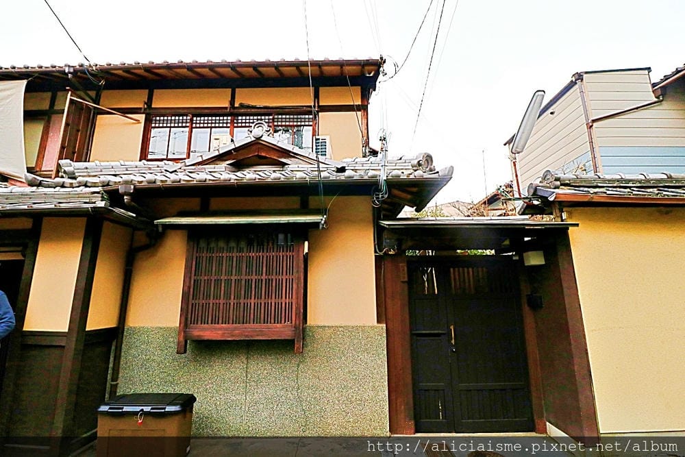 【京都】宿泊。京町家「烏丸紫明」~老宅裡的傳統與現代的光影空間