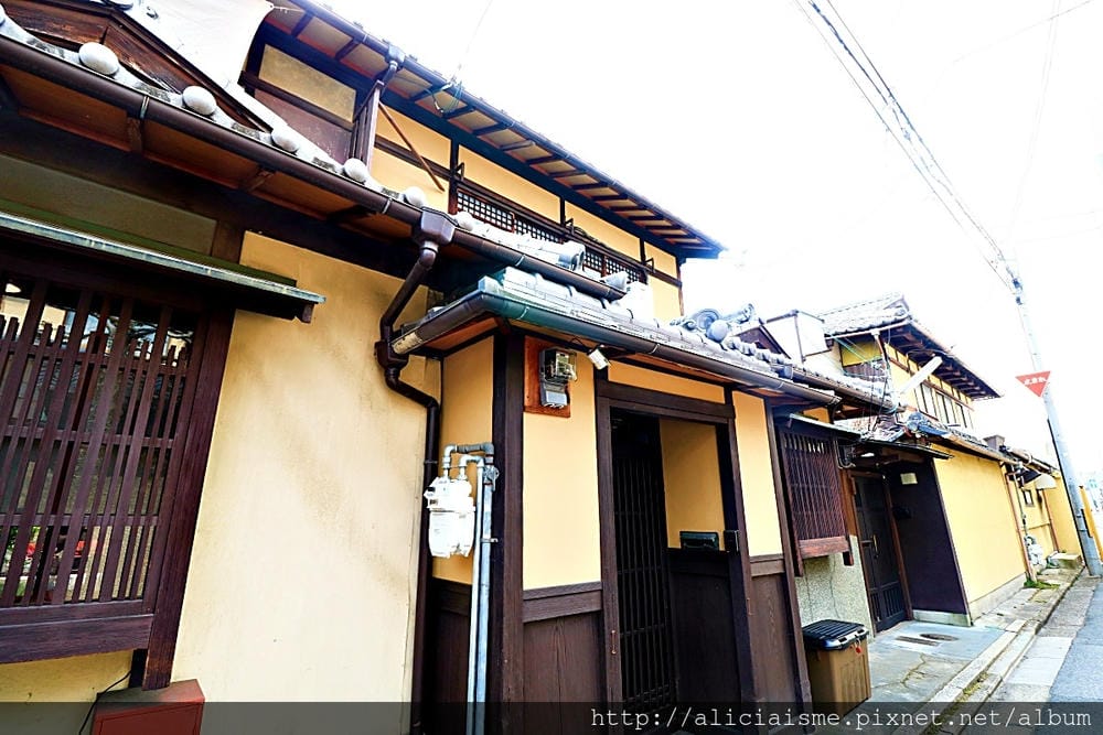 【京都】宿泊。京町家「烏丸紫明」~老宅裡的傳統與現代的光影空間
