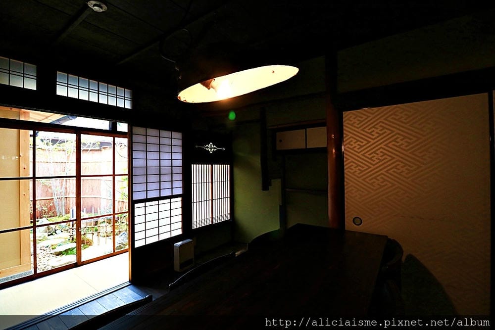 【京都】宿泊。京町家「烏丸紫明」~老宅裡的傳統與現代的光影空間