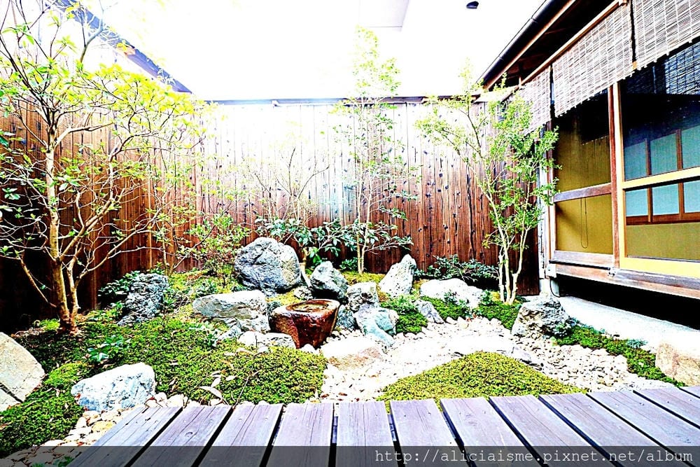 【京都】宿泊。京町家「烏丸紫明」~老宅裡的傳統與現代的光影空間