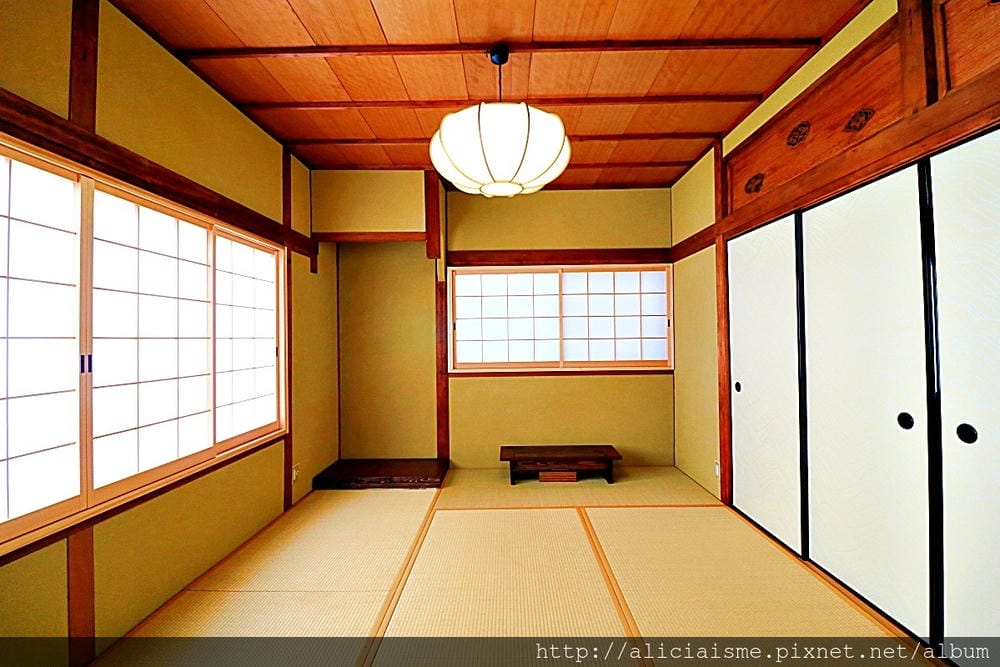 【京都】宿泊。京町家「烏丸紫明」~老宅裡的傳統與現代的光影空間