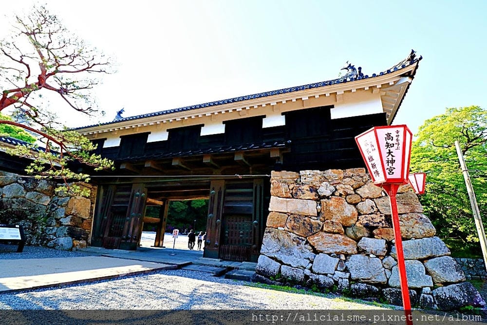 【高知縣】高知城：唯一保有本丸御殿的天守，及三大追手門、天守閣保留的歷史名城