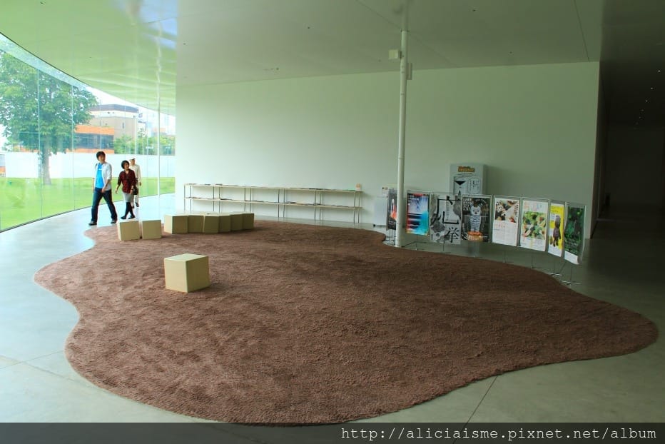 【石川縣】SANAA*金澤21世紀美術館：街角傳音、泳池相遇，普立茲建築師打造最好玩的藝術迷宮、美味咖啡館FUSION 21