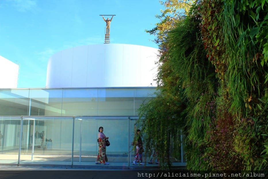 【石川縣】SANAA*金澤21世紀美術館：街角傳音、泳池相遇，普立茲建築師打造最好玩的藝術迷宮、美味咖啡館FUSION 21