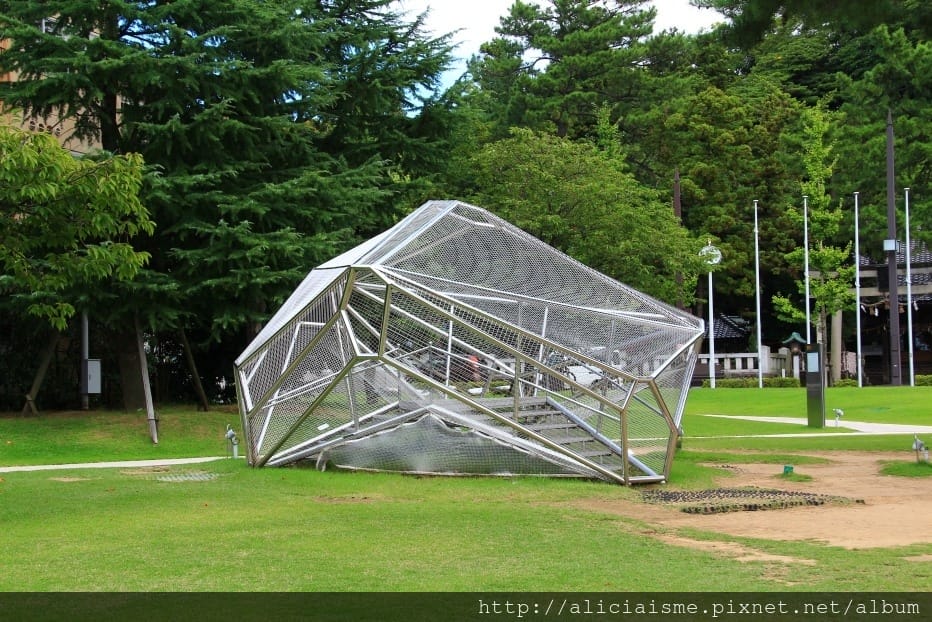 【石川縣】SANAA*金澤21世紀美術館：街角傳音、泳池相遇，普立茲建築師打造最好玩的藝術迷宮、美味咖啡館FUSION 21