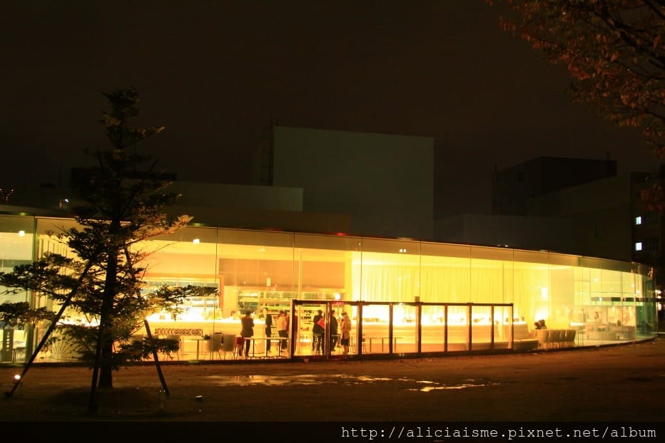 【石川縣】SANAA*金澤21世紀美術館：街角傳音、泳池相遇，普立茲建築師打造最好玩的藝術迷宮、美味咖啡館FUSION 21