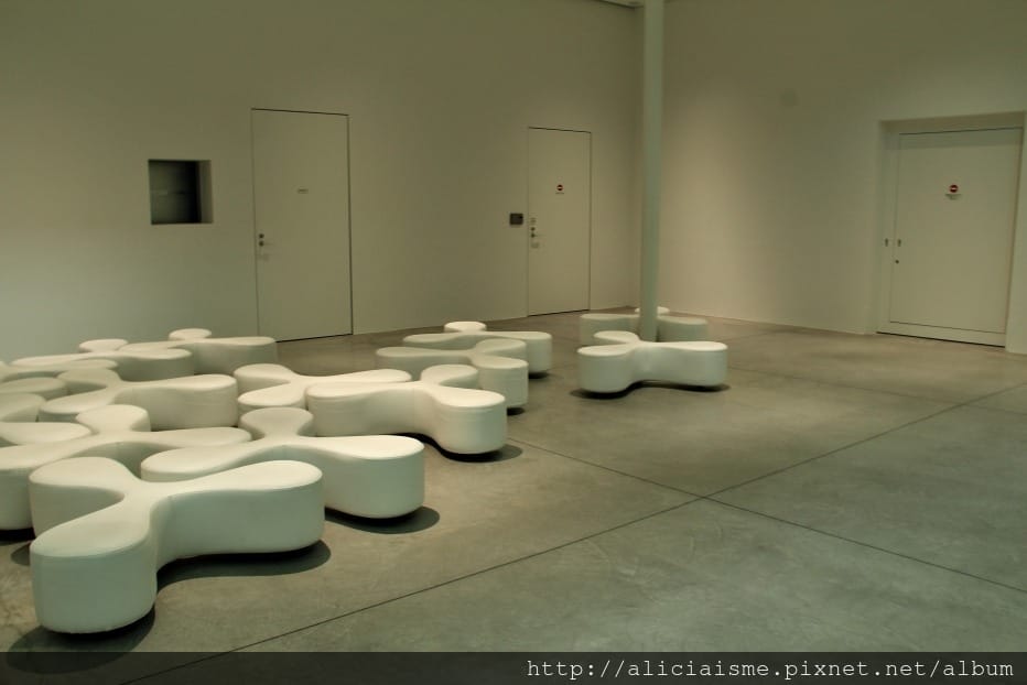 【石川縣】SANAA*金澤21世紀美術館：街角傳音、泳池相遇，普立茲建築師打造最好玩的藝術迷宮、美味咖啡館FUSION 21