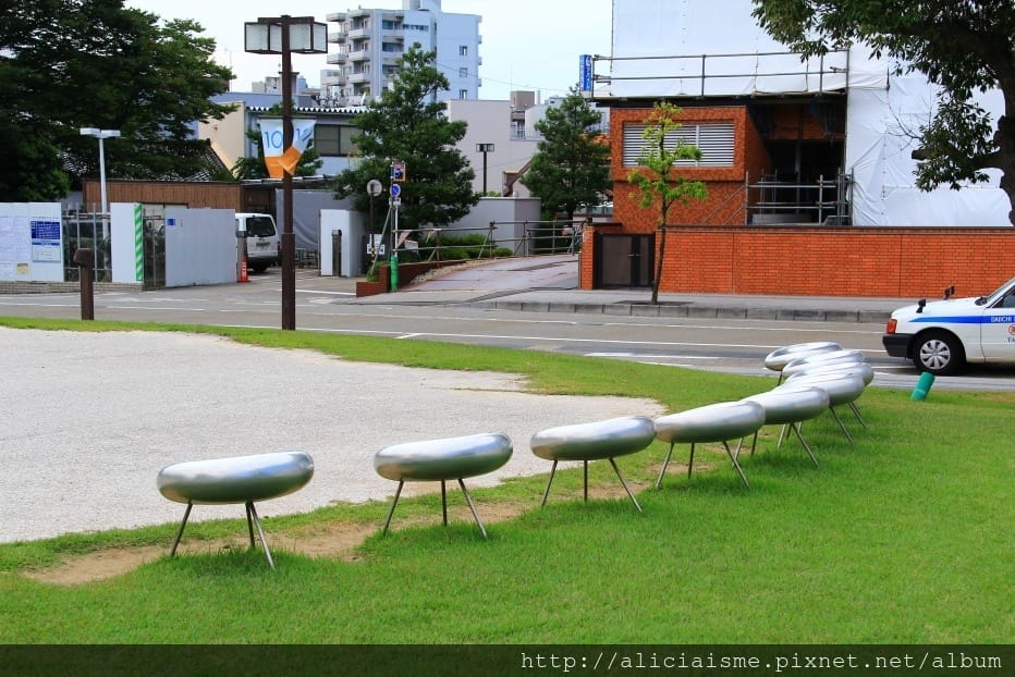 【石川縣】SANAA*金澤21世紀美術館：街角傳音、泳池相遇，普立茲建築師打造最好玩的藝術迷宮、美味咖啡館FUSION 21