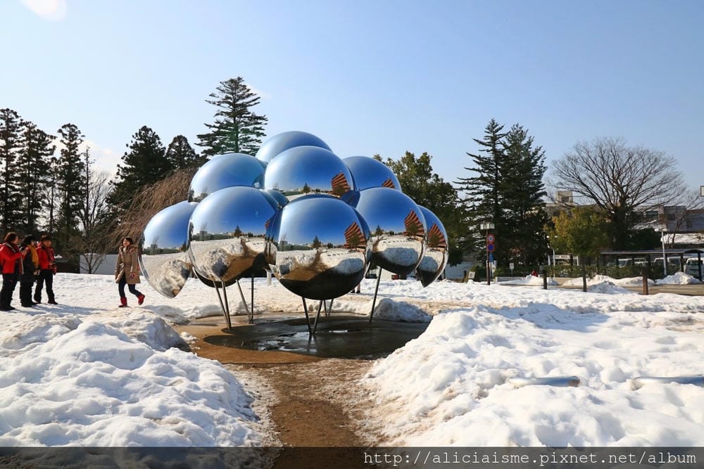 【石川縣】SANAA*金澤21世紀美術館：街角傳音、泳池相遇，普立茲建築師打造最好玩的藝術迷宮、美味咖啡館FUSION 21