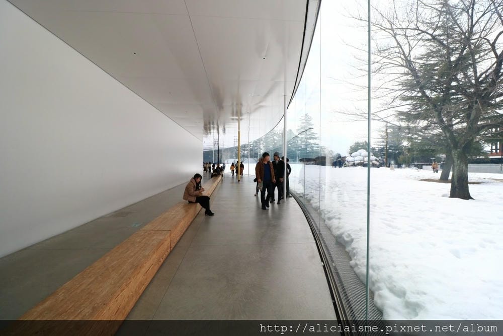 【石川縣】SANAA*金澤21世紀美術館：街角傳音、泳池相遇，普立茲建築師打造最好玩的藝術迷宮、美味咖啡館FUSION 21