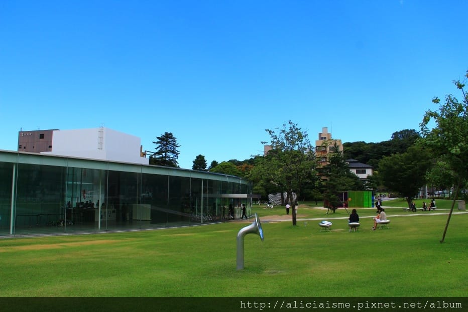 【石川縣】SANAA*金澤21世紀美術館：街角傳音、泳池相遇，普立茲建築師打造最好玩的藝術迷宮、美味咖啡館FUSION 21