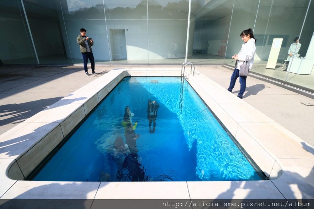【石川縣】SANAA*金澤21世紀美術館：街角傳音、泳池相遇，普立茲建築師打造最好玩的藝術迷宮、美味咖啡館FUSION 21