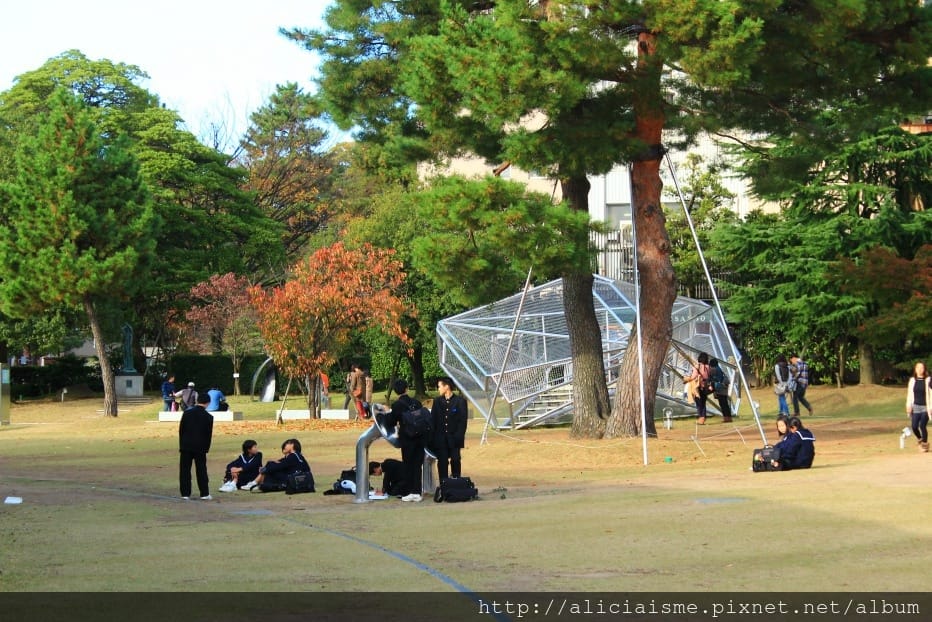 【石川縣】SANAA*金澤21世紀美術館：街角傳音、泳池相遇，普立茲建築師打造最好玩的藝術迷宮、美味咖啡館FUSION 21