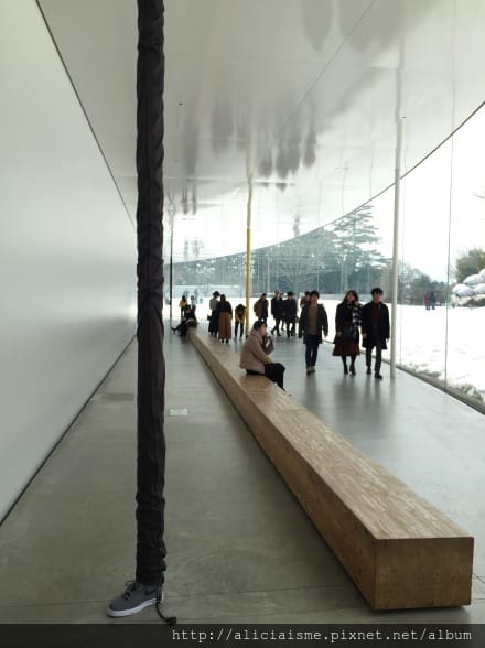 【石川縣】SANAA*金澤21世紀美術館：街角傳音、泳池相遇，普立茲建築師打造最好玩的藝術迷宮、美味咖啡館FUSION 21