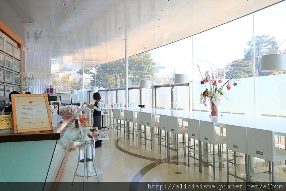 【石川縣】SANAA*金澤21世紀美術館：街角傳音、泳池相遇，普立茲建築師打造最好玩的藝術迷宮、美味咖啡館FUSION 21