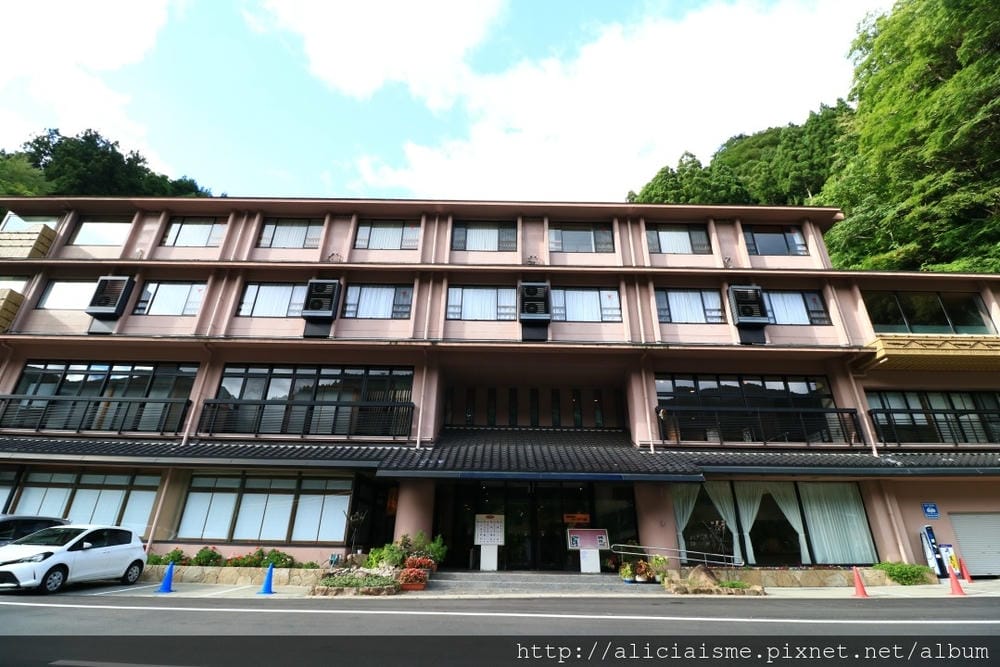 【德島縣】湯元新祖谷溫泉蔓橋飯店(ホテルかずら橋):景觀飯店,搭纜車泡天空露天溫泉、足湯、爐端燒料理的秘境湯宿