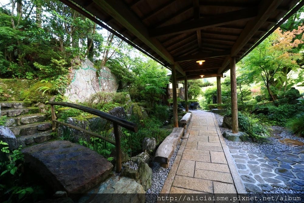 【德島縣】湯元新祖谷溫泉蔓橋飯店(ホテルかずら橋):景觀飯店,搭纜車泡天空露天溫泉、足湯、爐端燒料理的秘境湯宿