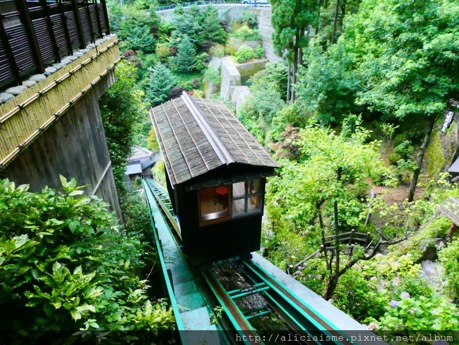 【德島縣】湯元新祖谷溫泉蔓橋飯店(ホテルかずら橋):景觀飯店,搭纜車泡天空露天溫泉、足湯、爐端燒料理的秘境湯宿