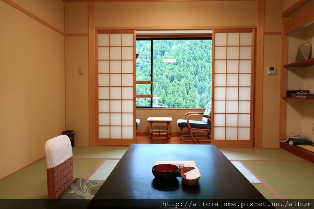 【德島縣】湯元新祖谷溫泉蔓橋飯店(ホテルかずら橋):景觀飯店,搭纜車泡天空露天溫泉、足湯、爐端燒料理的秘境湯宿