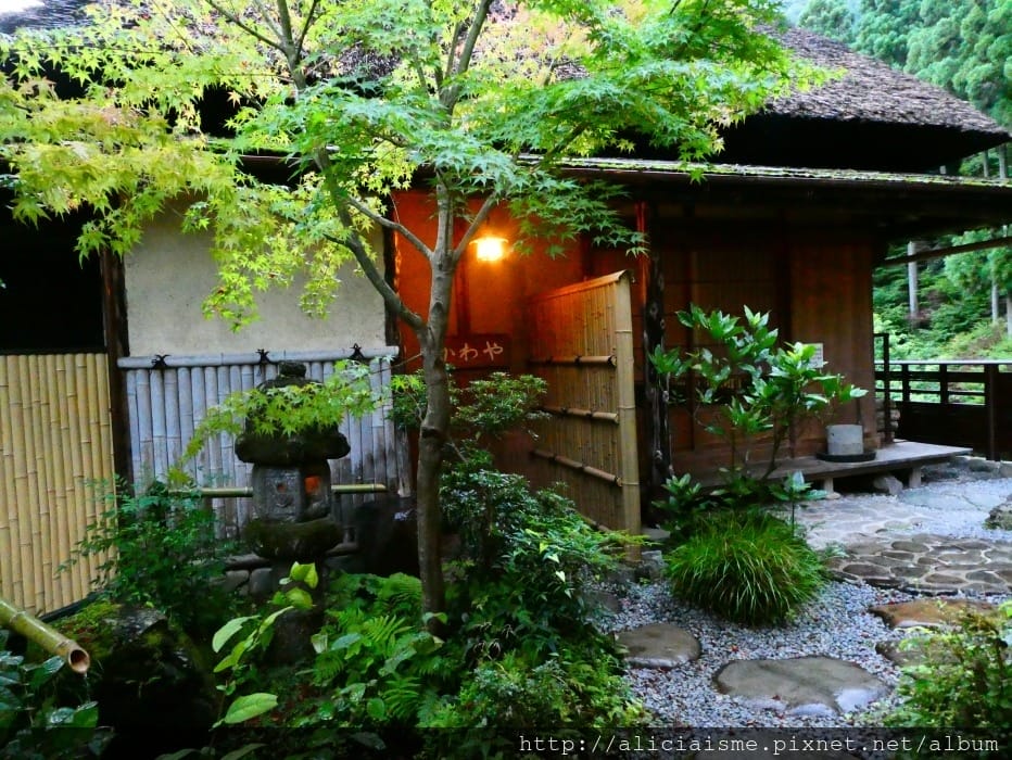 【德島縣】湯元新祖谷溫泉蔓橋飯店(ホテルかずら橋):景觀飯店,搭纜車泡天空露天溫泉、足湯、爐端燒料理的秘境湯宿