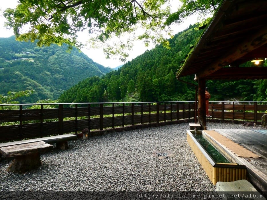 【德島縣】湯元新祖谷溫泉蔓橋飯店(ホテルかずら橋):景觀飯店,搭纜車泡天空露天溫泉、足湯、爐端燒料理的秘境湯宿
