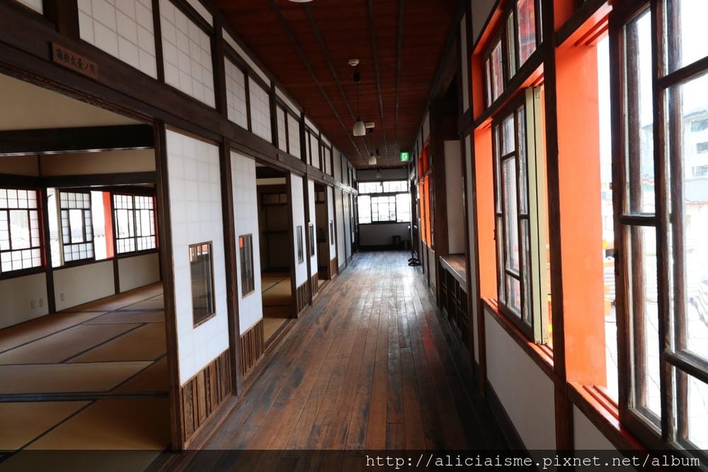 【佐賀縣】1300年武雄溫泉一日散策(行程規劃):武雄樓門找秘密;餃子會館的地方滋味;武雄神社的千年巨楠樹、武雄市圖書館、兒童圖書館、武雄佐賀牛鐵道便當