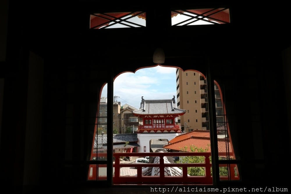 【佐賀縣】1300年武雄溫泉一日散策(行程規劃):武雄樓門找秘密;餃子會館的地方滋味;武雄神社的千年巨楠樹、武雄市圖書館、兒童圖書館、武雄佐賀牛鐵道便當
