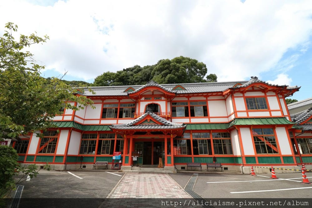 【佐賀縣】1300年武雄溫泉一日散策(行程規劃):武雄樓門找秘密;餃子會館的地方滋味;武雄神社的千年巨楠樹、武雄市圖書館、兒童圖書館、武雄佐賀牛鐵道便當