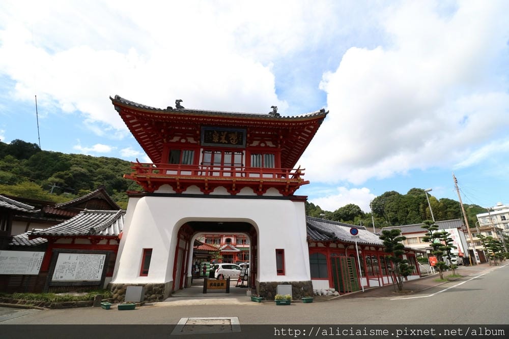 【佐賀縣】1300年武雄溫泉一日散策(行程規劃):武雄樓門找秘密;餃子會館的地方滋味;武雄神社的千年巨楠樹、武雄市圖書館、兒童圖書館、武雄佐賀牛鐵道便當