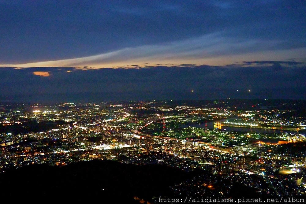 【福岡縣】皿倉山:搭乘透明景觀纜車,眺望新日本三大夜景、戀人 【福岡縣】皿倉山:搭乘透明景觀纜車,眺望新日本三大夜景、戀人