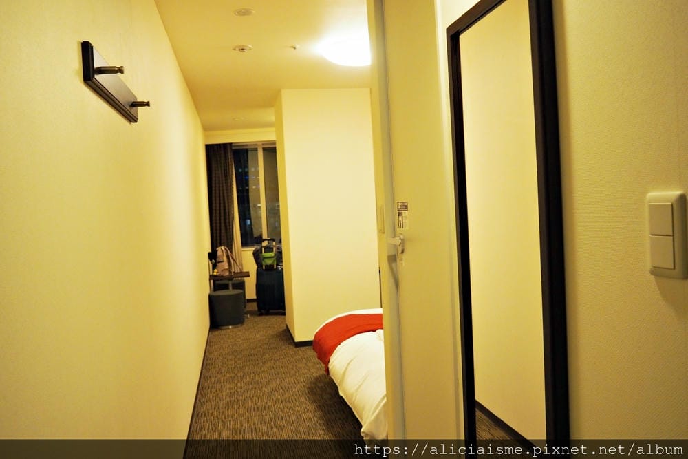 【岡山市住宿】DAIWA ROYNET HOTEL（大和ROYNET飯店岡山站前）：站前正前方，地下道直通，樓下為BIC CAMERA，超大房型、面對車站、鄰熱鬧商店街