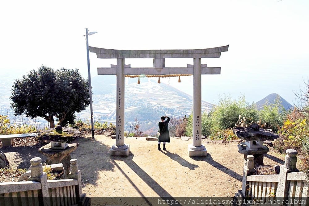 【香川縣】高屋神社:最接近藍天的白色「天空鳥居」,眺望絕美瀨戶內海及觀音寺市鄉間風情