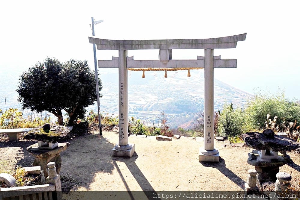 【香川縣】高屋神社:最接近藍天的白色「天空鳥居」,眺望絕美瀨戶內海及觀音寺市鄉間風情