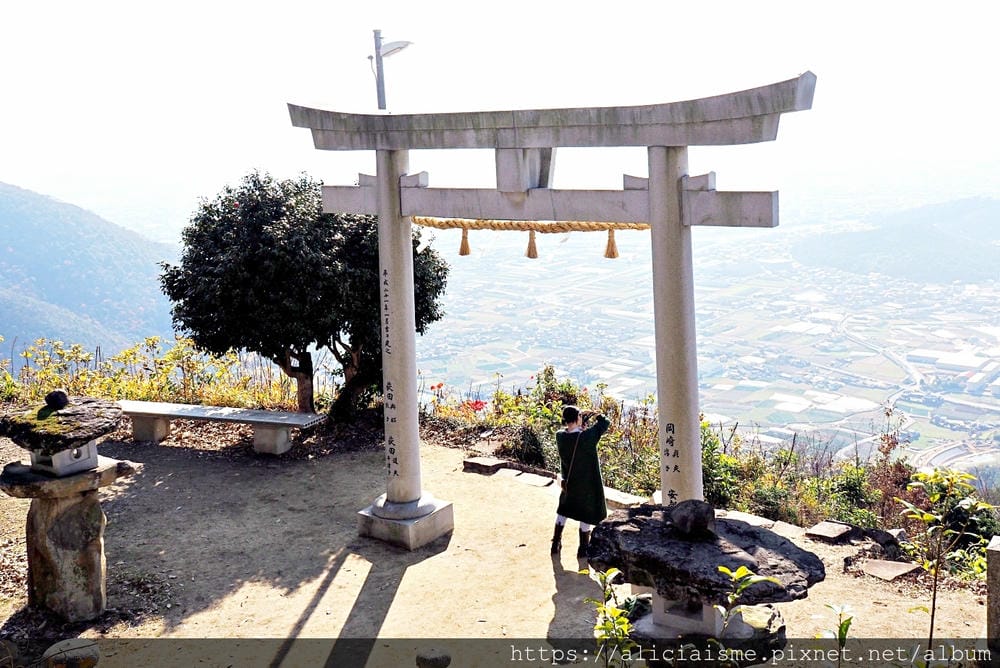 【香川縣】高屋神社:最接近藍天的白色「天空鳥居」,眺望絕美瀨戶內海及觀音寺市鄉間風情