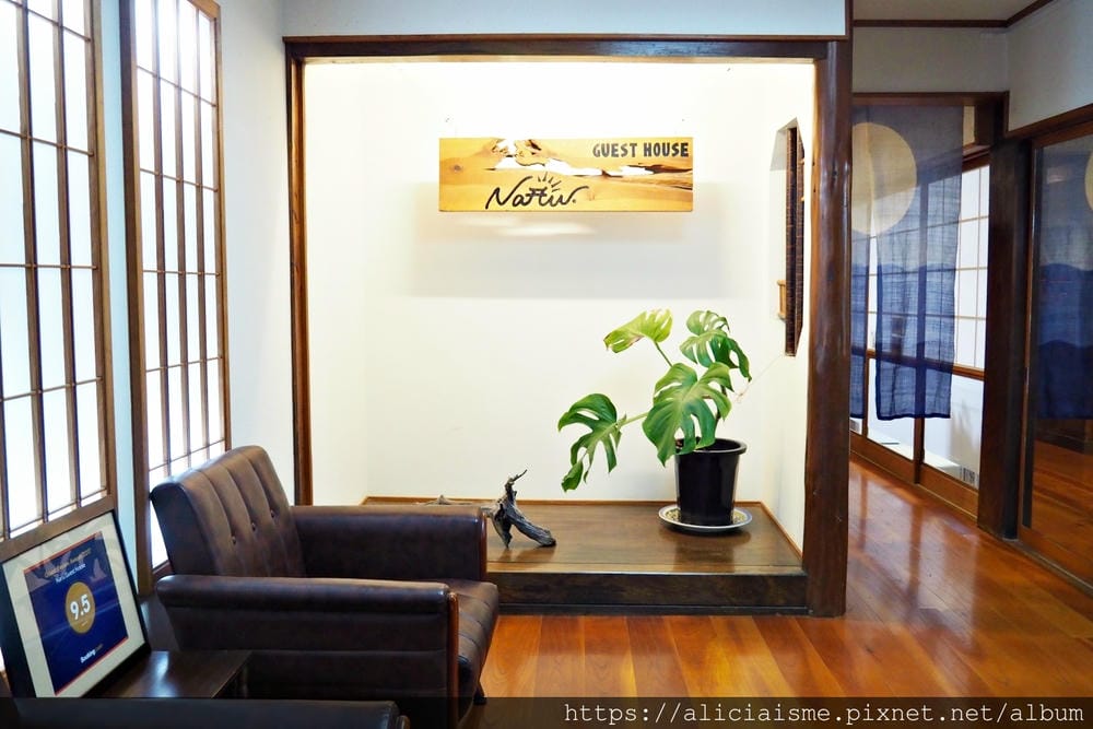 【大分縣 | 宇佐市】Naru. Guest House:70年老旅館改建的四種色彩主題宿,跟著高坂夫婦遊歷全世界